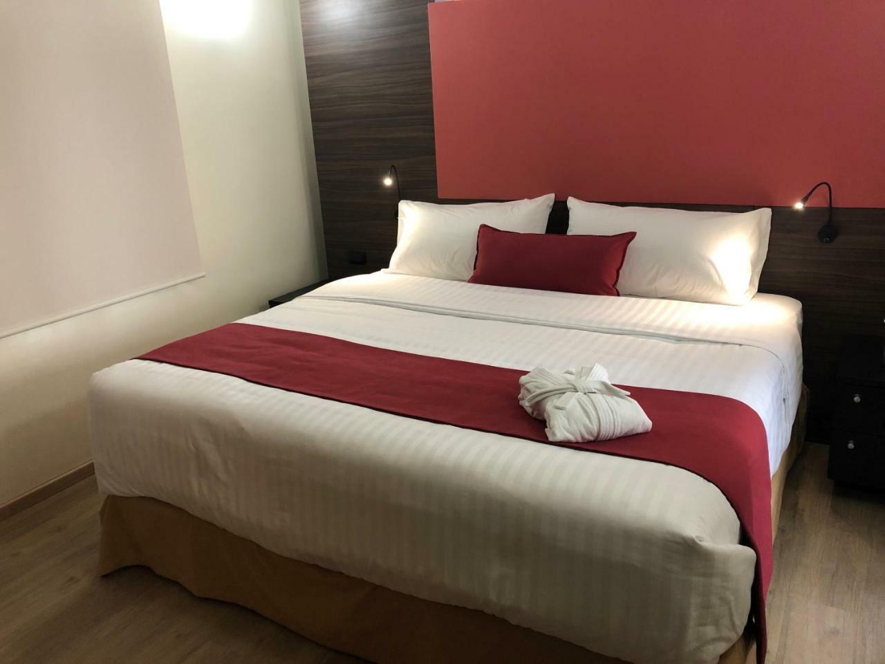 Mc Suites Mexico City Exterior photo A bed in a hotel room