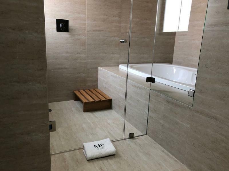 Mc Suites Mexico City Exterior photo A shower enclosure with a fixed glass panel